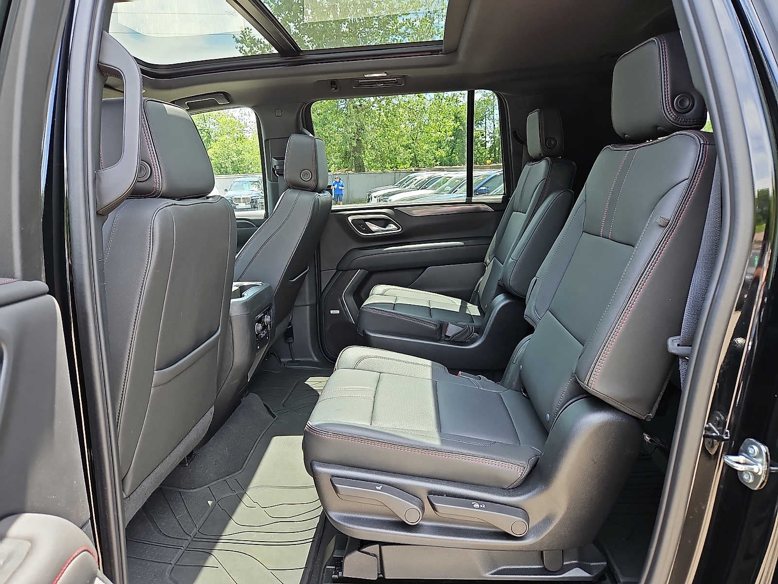 2024 Chevrolet Suburban 4WD 4dr RST