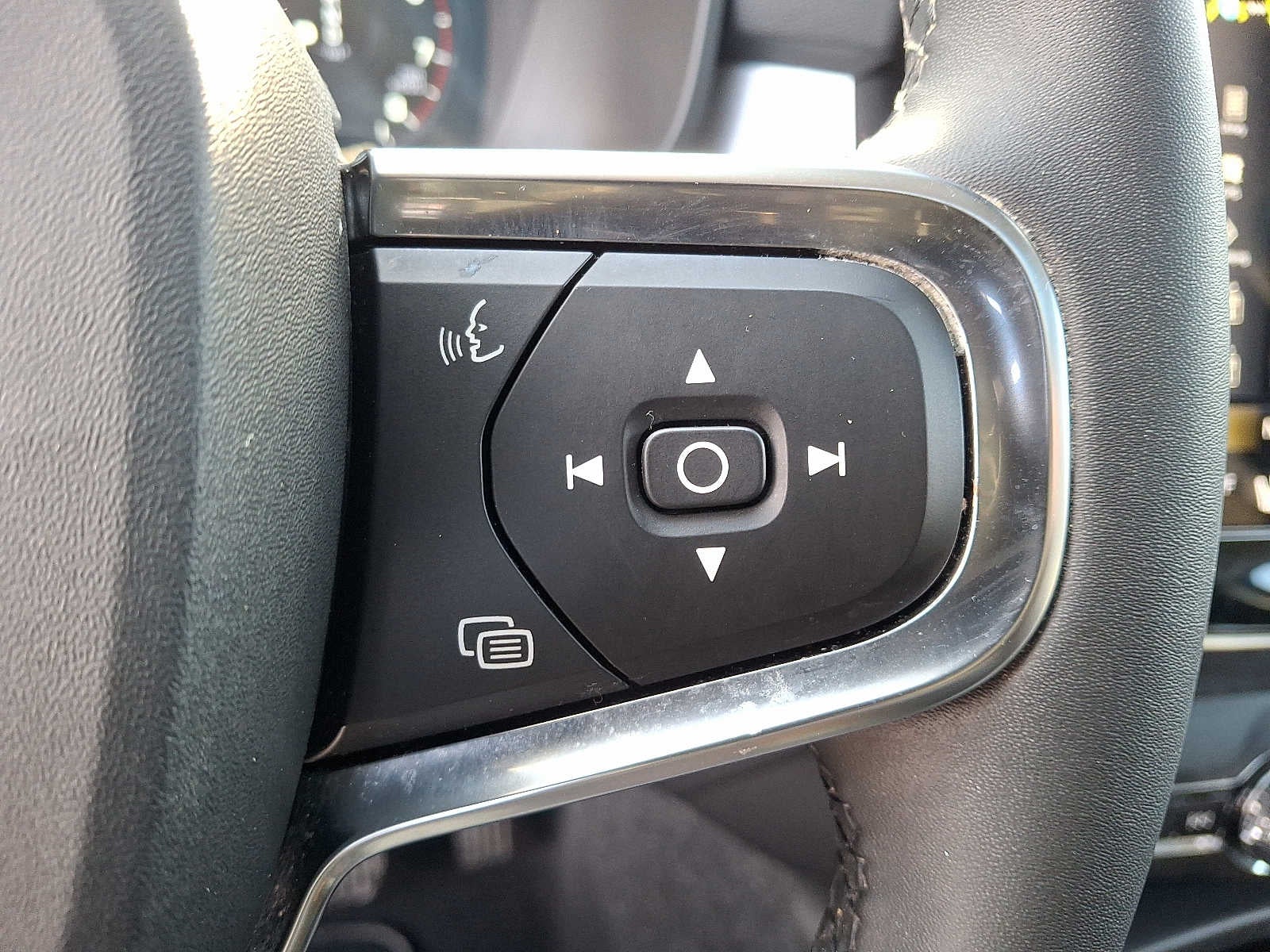 2022 Volvo XC40 T5 AWD Momentum