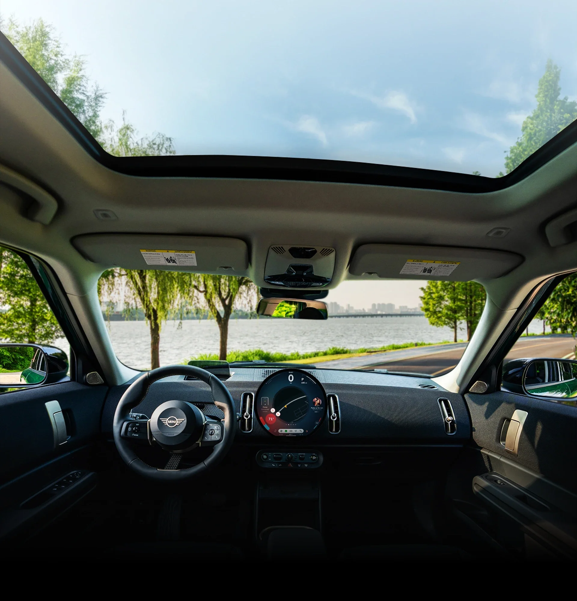 Interior view of the MINI Countryman SE ALL4’s cabin.